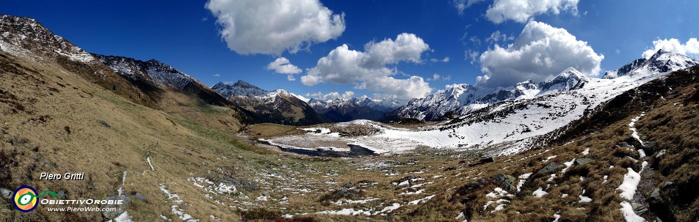 54 Scendendo sul 101 dalla Forcella Rossa la neve lascia spazio ai pascoli che stanno rinverdendo cosparsi di Crocus vernus .jpg